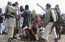 Pakistan Talibanı tarafından gerçekleştirilen bir halka açık infaz (arşiv) 