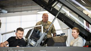 رئیس جمهوری اوکراین (صندلی جلو) و نخست وزیر دانمارک (صتدلی پشت) سوار بر یک جت اف-۱۶ در پایگاهی در دانمارک. ۲۹ اوت ۲۰۲۳