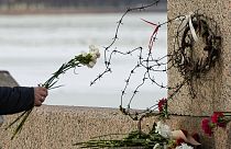 Flores depositadas em memória de Alexei Navalny