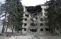 Ukrán lakóház, amelyet légicsapás ért