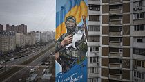 Mural em Kiev homenageando herói da guerra