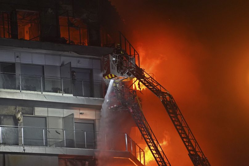 A tűzoltók az egyik erkélyről mentik a fent rekedt lakót