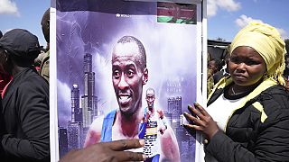 Les Kenyans rendent un dernier hommage à Kelvin Kiptum au stade d'Iten