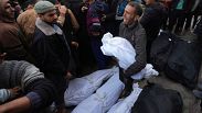 فلسطينيون يبكون ذويهم الذين قتلهم قصف إسرائيلي في دير البلح