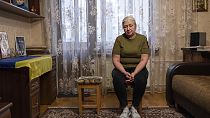 Iryna Reva, de 59 años, espera a su hijo Vladyslav, desaparecido en el frente de batalla, en su apartamento de Kiev, Ucrania, el 9 de febrero de 2024.