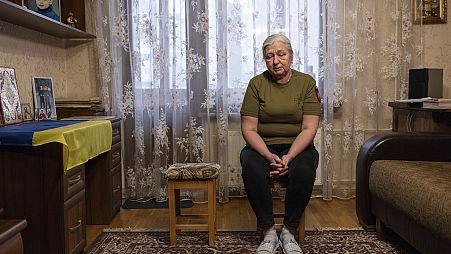 Iryna Reva nella sua casa di Kiev: il figlio Vladyslav, 25 anni, è tra i dispersi al fronte nel Donetsk nell'est dell'Ucraina