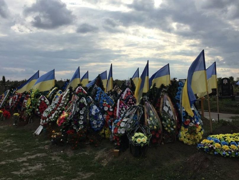 Un cementerio donde los soldados ucranianos caídos son enterrados.