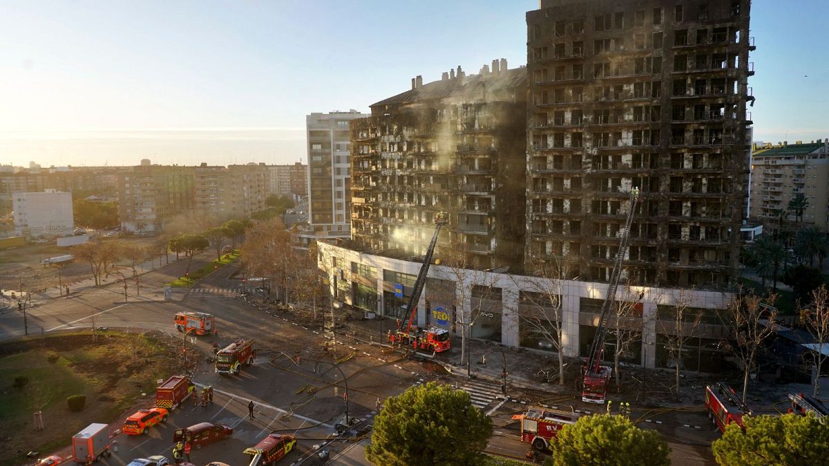 Около 15 души все още са в неизвестност след пожар в жилищна сграда във Валенсия