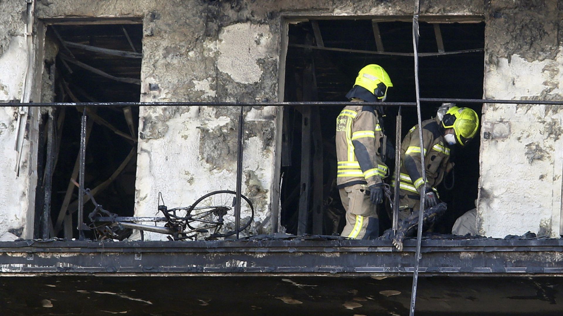 Nueve muertos en el incendio de Valencia propagado por material