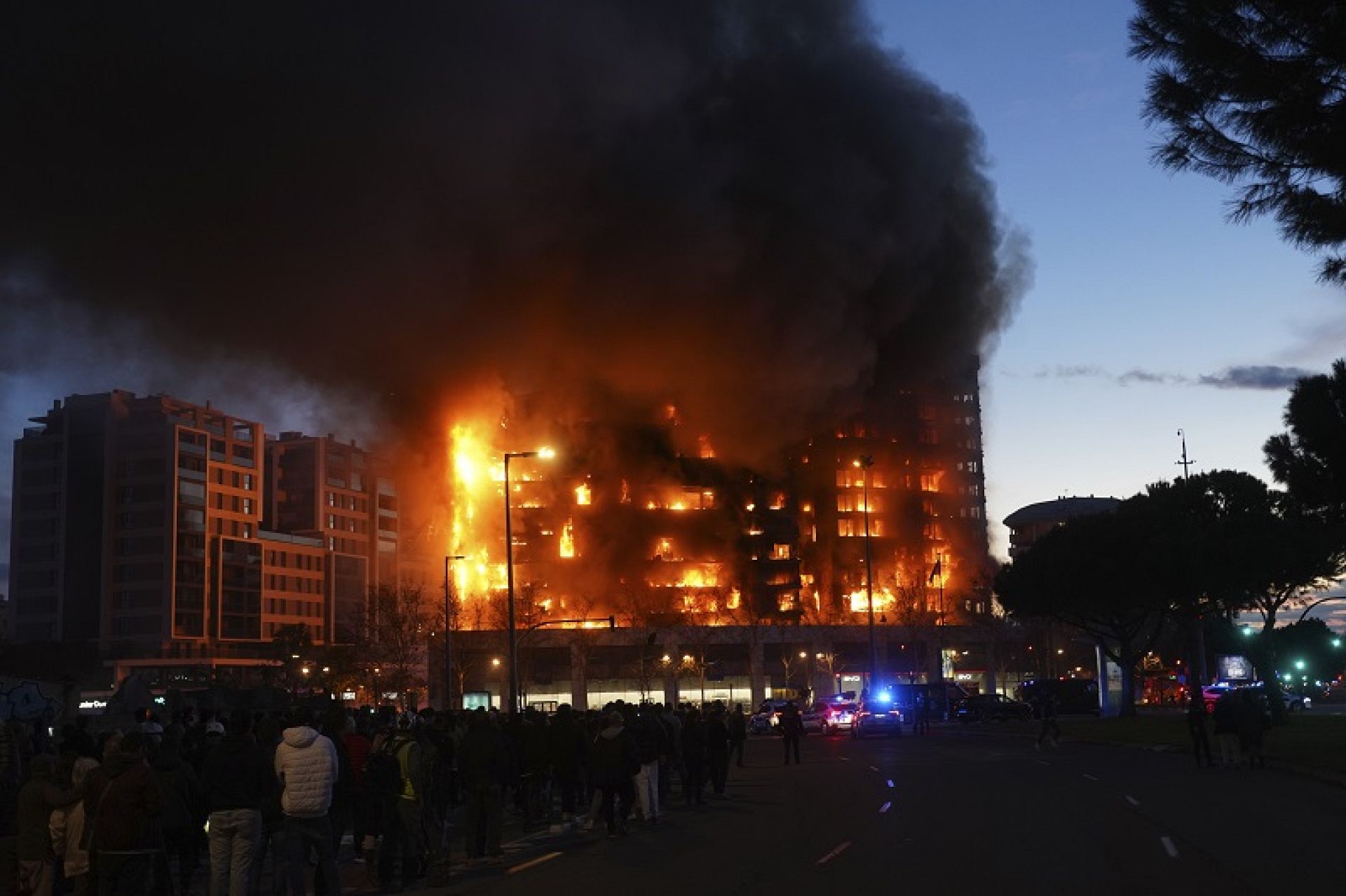 Nueve muertos en el incendio de Valencia propagado por material