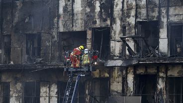 Пожарные работают в горящем  жилом доме в Валенсии /Испания, 23 февраля 2024 года.