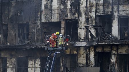 Los bomberos trabajan en un edificio de bloques quemado en Valencia, España, el viernes 23 de febrero de 2024.