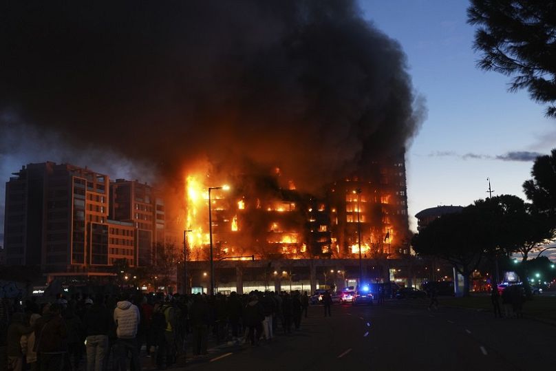 Un bloque de viviendas arde en Valencia, España, el jueves 22 de febrero de 2024.