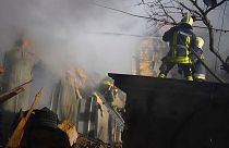 En esta foto del Servicio de Emergencia de Ucrania, los bomberos trabajan en un edificio en llamas después de un ataque ruso en Odesa, Ucrania, el 23 de febrero de 2024.