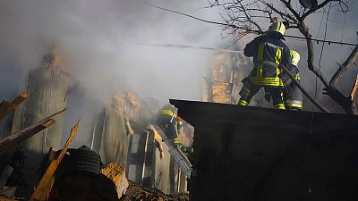 En esta foto del Servicio de Emergencia de Ucrania, los bomberos trabajan en un edificio en llamas después de un ataque ruso en Odesa, Ucrania, el 23 de febrero de 2024.