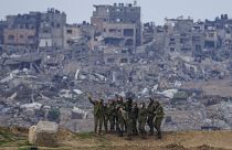 عکس سلفی سربازان اسرائیلی با ویرانه‌های نوار غزه