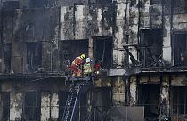 Пожарные тушат огонь, охвативший многоэтажный дом в центре Валенсии