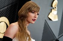 Taylor Swift arrive à la 66e cérémonie annuelle des Grammy Awards, le dimanche 4 février 2024, à Los Angeles.
