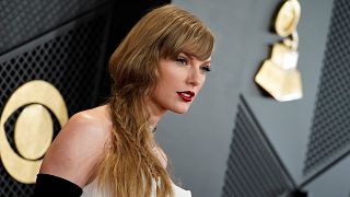 Taylor Swift arriva alla 66ª edizione dei Grammy Awards domenica 4 febbraio 2024 a Los Angeles.