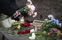 Rusya'nın St. Petersburg kentinde bir cezaevi yakınlarında sevenleri, Aleksey Navalny için çiçekler bırakıp mumlar yakıyor