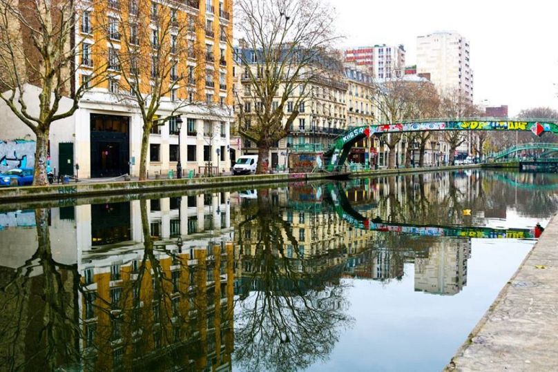 El barrio del Canal Saint-Martin en París es conocido por su vibrante escena de arte callejero