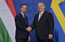 Le Premier ministre suédois Ulf Kristersson, à gauche, écoute son homologue hongrois Viktor Orbán à Budapest