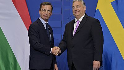 Le Premier ministre suédois Ulf Kristersson, à gauche, écoute son homologue hongrois Viktor Orbán à Budapest