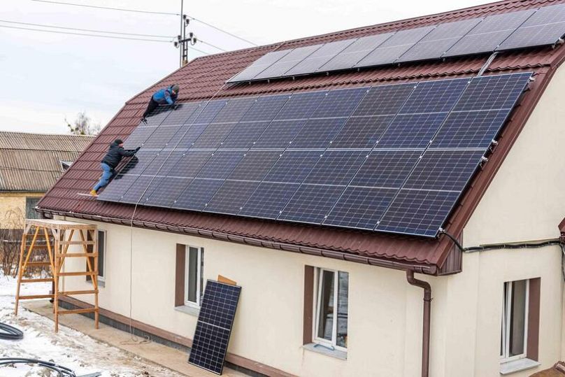 Horenka'daki topluluk hastanelerini güneş panelleri, enerji depolama ve ısı pompasıyla yeniledi.
