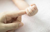 O incentivo de dar 70 000 euros aos empregados de uma empresa sul-coreana que tenham um filho foi concebido para estimular uma taxa de natalidade em queda.