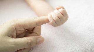 Το κίνητρο της χορήγησης 70.000 ευρώ στους υπαλλήλους μιας νοτιοκορεατικής εταιρείας που αποκτούν παιδί σχεδιάστηκε για να τονώσει την πτώση των γεννήσεων.