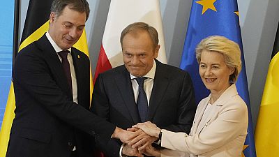 La présidente de la Commission européenne, Ursula von der Leyen, à droite, le Premier ministre belge Alexander De Croo, à gauche, et le Premier ministre polonais Donald Tusk.