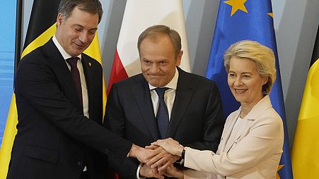 La présidente de la Commission européenne, Ursula von der Leyen, à droite, le Premier ministre belge Alexander De Croo, à gauche, et le Premier ministre polonais Donald Tusk.