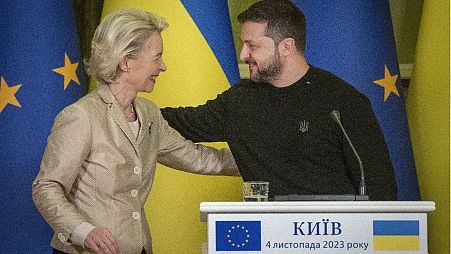 O Presidente ucraniano Volodymyr Zelenskyy, à direita, e a Presidente da Comissão Europeia, Ursula von der Leyen, participam numa conferência de imprensa em Kiev, Ucrânia, a 4 de novembro de 2023. 
