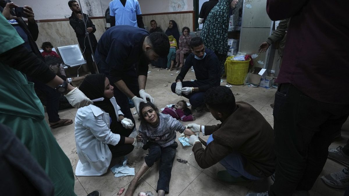 Los palestinos heridos en un bombardeo israelí son trasladados al hospital Al Aqsa, en Deir al Balah