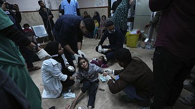 Los palestinos heridos en un bombardeo israelí son trasladados al hospital Al Aqsa, en Deir al Balah