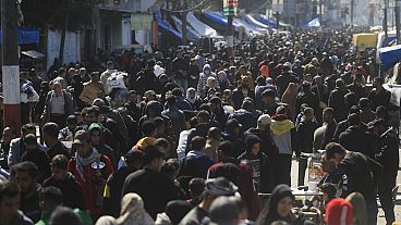 Palästinenser stürmen einen Markt in Rafah im Gazastreifen, 22. Februar 2024.