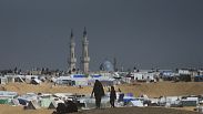 İsrail saldırılarıyla yerlerinden edilen Filistinliler Refah'da çadırlarda kalıyor