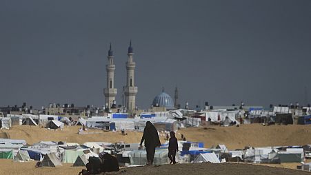 İsrail saldırılarıyla yerlerinden edilen Filistinliler Refah'da çadırlarda kalıyor