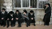 مجموعة من اليهود المتدنيين في حي ميا شعاريم بالقدس