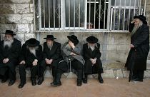 مجموعة من اليهود المتدنيين في حي ميا شعاريم بالقدس