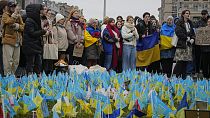 Ucranianos se congregan en el segundo aniversario de la guerra en Ucrania