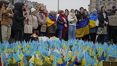 Ucranianos se congregan en el segundo aniversario de la guerra en Ucrania