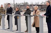از سمت چپ، جاستین ترودو نخست وزیر کانادا، جورجا ملونی نخست وزیر ایتالیا، ولودیمیر زلنسکی رئیس جمهوری اوکراین، اورزولا فن در لاین رئیس کمیسیون اروپا، و الکساندر دی کرو نخست وزی