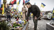 Президент Украины Владимир Зеленский возлагает цветы к могиле воинов, павших в войне с Россией
