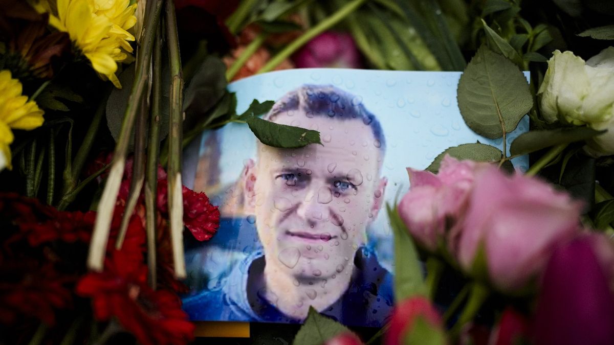 Alexei Navalny's body handed over to his mother more than a week after his death thumbnail
