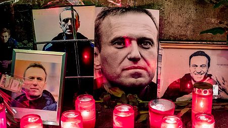 شمع و عکس‌های الکسی ناوالنی در نزدیکی کنسولگری روسیه در فرانکفورت آلمان، شنبه، ۱۷  فوریه ۲۰۲۴