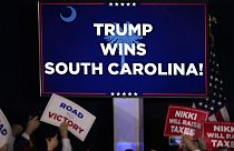  شاشة تعرض عبارة "ترامب يفوز بكارولينا الجنوبية" قبل أن يتحدث الرئيس السابق دونالد ترامب في حفل ليلة الانتخابات التمهيدية بولاية كارولينا الجنوبية، 24 فبراير، 2024.