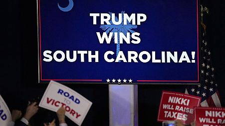  شاشة تعرض عبارة "ترامب يفوز بكارولينا الجنوبية" قبل أن يتحدث الرئيس السابق دونالد ترامب في حفل ليلة الانتخابات التمهيدية بولاية كارولينا الجنوبية، 24 فبراير، 2024.