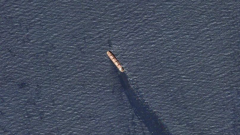 حمله حوثی‌ها به کشتی فله‌بر بریتانیایی و نشت نفت به دریای سرخ