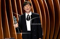  الممثل كيليان ميرفي يتسلم جائزة أفضل آداء عن فيلم "أوبنهايمر"- 24 فبراير 2024.